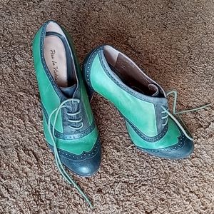 Light green& dark green heels by Pour La Victoire